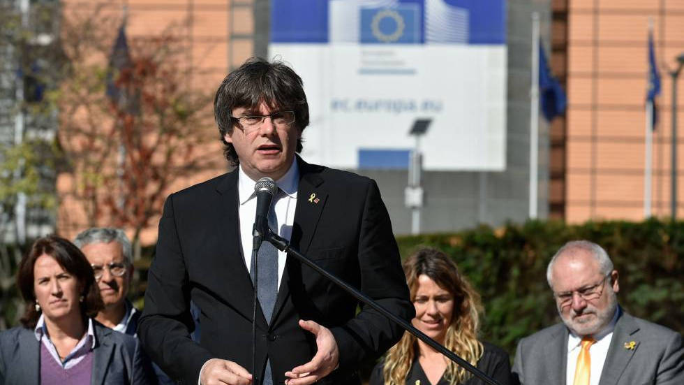 Puigdemont, en un acto público frente a la sede comunitaria