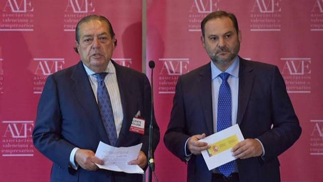 El presidente de AVE Empresarios, Vicente Boluda y el ministro de Fomento, José Luis Ábalos, en Valencia