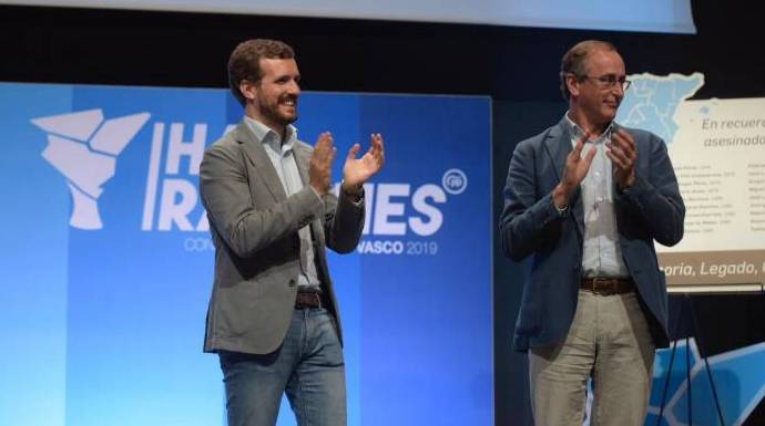 Pablo Casado y Alfonso Alonso, este domingo en el cierre de la Convención de PP vasco.