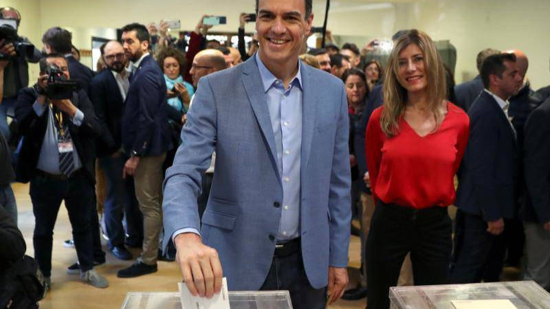 Pedro Sánchez, votando junto a su mujer, Begoña Gómez