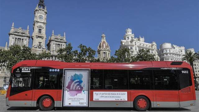 Autobús de la EMT en la plaza del Ayuntamiento de Valencia