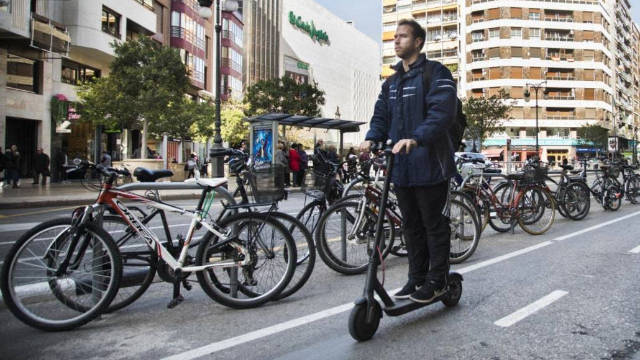 Más de medio centenar de denuncias al día a patinetes eléctricos en Valencia