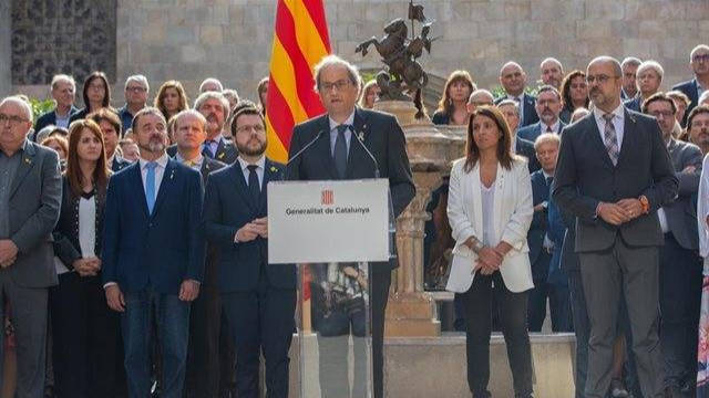 Torra y su Gobierno, en un patio de la Generalitat lanzando arengas contra España este 1-O