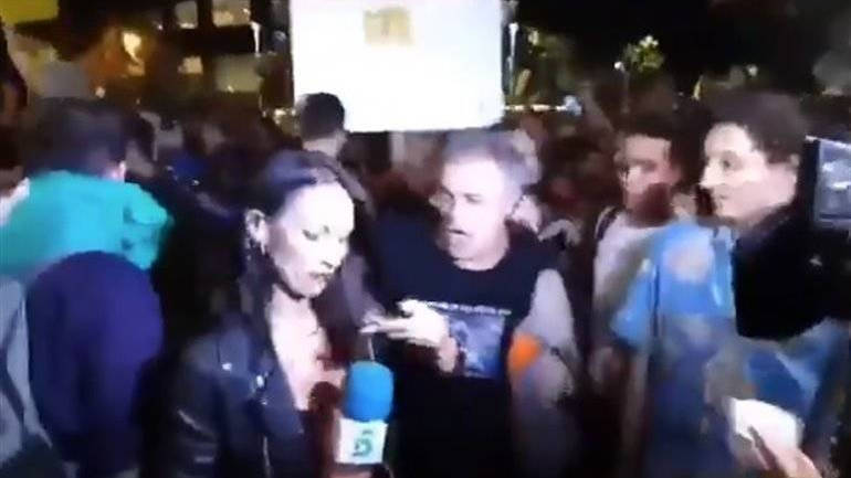La periodista de Telecinco Laila Jiménez es amedrentada por los manifestantes
