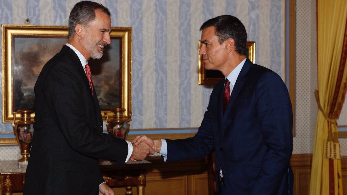 El Rey y Pedro Sánchez se saludan al inicio del encuentro del Patronato del Instituto Cervantes