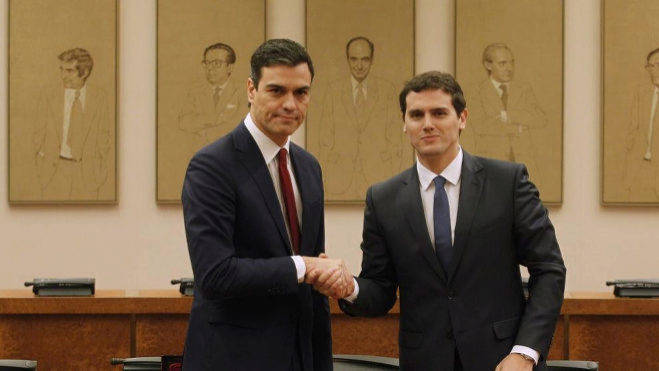 Albert Rivera y Pedro Sánchez, en el apretón de manos tras el acuerdo que sellaron Cs y PSOE en 2016