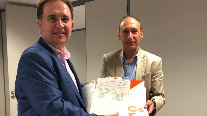 El secretario de organización, Juan Córdoba, y el diputado Vicente Ten presentaron ante la Junta Electoral las listas de Ciudadanos por Valencia la pasada semana.