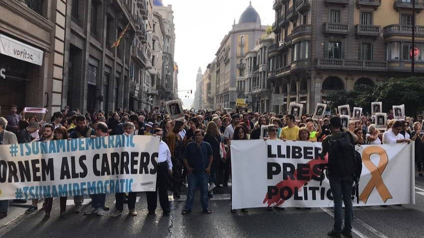 Primeras reacciones a la sentencia en las calles de Barcelona.