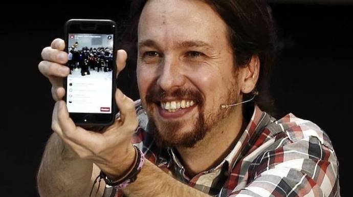Pablo Iglesias, muestra un teléfono móvil en un acto de Podemos.
