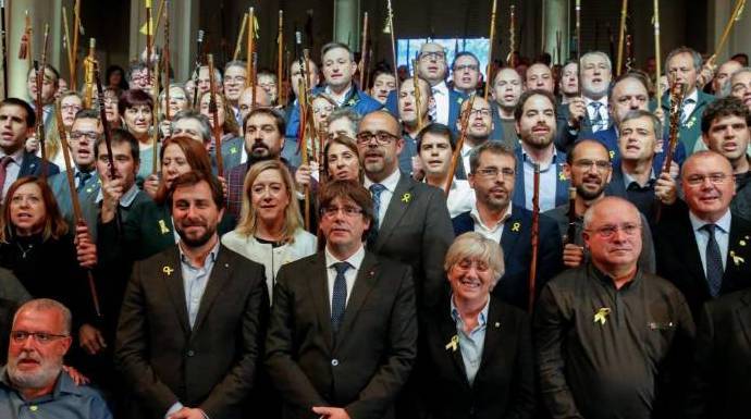 Alcaldes independentistas en un viaje a Bruselas. Detrás de Puigdemont, el hoy consejero Miquel Buch.