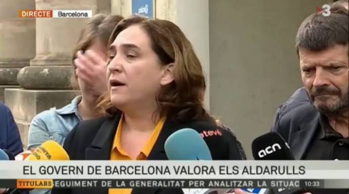 Ada Colau, en una visita a los daños por las algaradas en Barcelona.