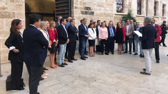 Portavoces y parlamentarios del PP, Ciudadanos y Vox, en las puertas de Les Corts , en apoyo del manifiesto leído por el presidente de SCV, Fernando Mut.