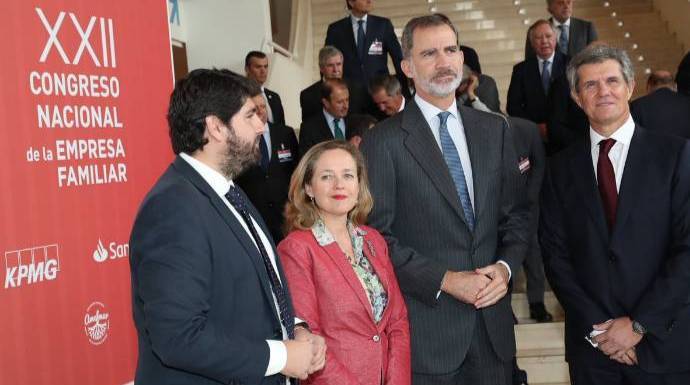 El Rey, este lunes, junto al presidente de Murcia, la ministra Calviño y el presidente del Instituto de la Empresa Familiar.