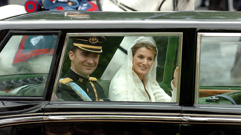 Don Felipe y Doña Sofía, en uno de los Rolls Royce adquiridos por Franco con el que se trasladaron el dia de su boda