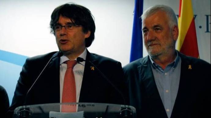 Puigdemont, con su amigo José María Matamala, enchufado en el Senado.