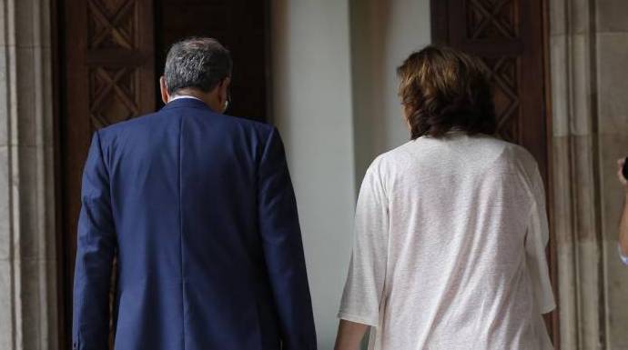 Torra y Colau, de espaldas, en una reunión en la Generalitat.