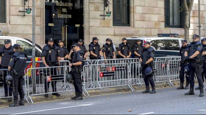 Policías custodiando la sede de la Jefatura Superior, asediada constantemente por los CDR.