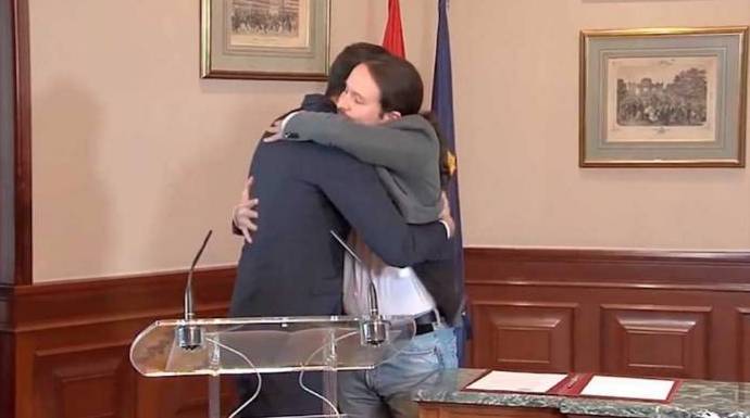 Sánchez e Iglesias en su abrazo de este martes.