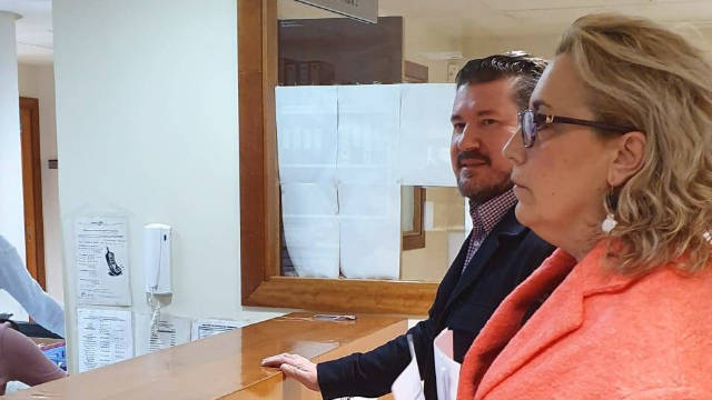 La concejala de Ciudadanos Mª José Costa y Emilio Argüeso , en el juzgado de Torrevieja