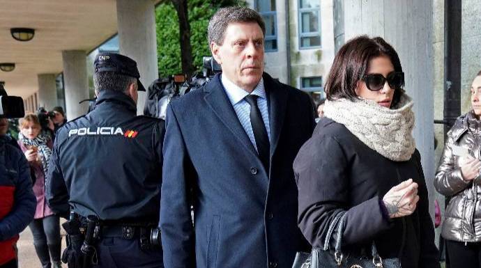 Juan Carlos Quer y su hija Diana, entrando al juicio.