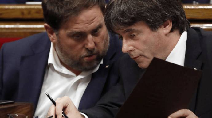Junqueras quiere un plan conjunto con Puigdemont para la investidura de Sánchez.