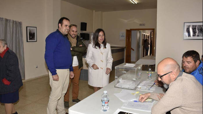 El nuevo alcalde, José MIguel Marín, con la diputada nacional Belén Hoyo, hoy, durante la votación