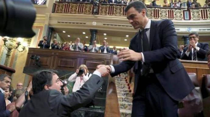 El portavoz del PNV, Aitor Esteban, estrechando la mano a Sánchez tras la moción de censura.