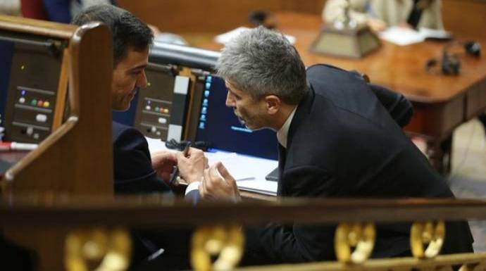 Sánchez y Marlaska charlan en el banco azul del Congreso.