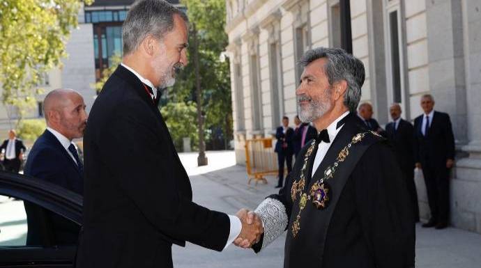 El presidente del Poder Judicial, Carlos Lesmes, recibe al Rey a las puertas del Supremo.