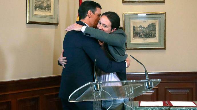 La foto del abrazo entre Sánchez e Iglesias.