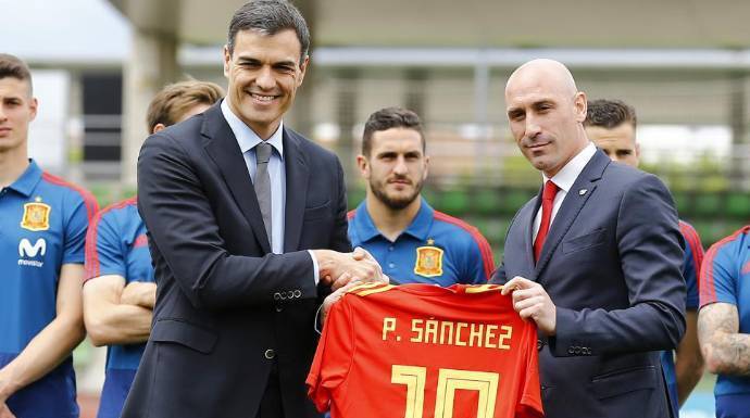 Pedro Sánchez y en el presidente de la RFEF, Luis Rubiales, en un acto de la Selección.