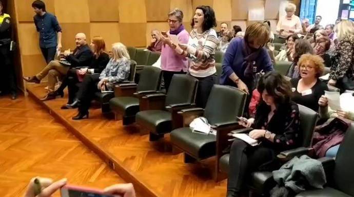 Momento del escrache feminista a Vox en Zaragoza.