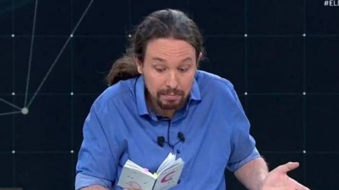 Pablo Iglesias, en el debate electoral del 10-N leyendo la Constitución.