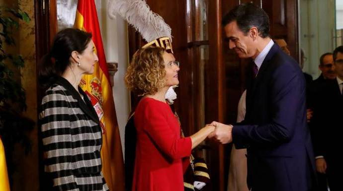 Sánchez, este viernes saludando a las presidentas del Congreso y Senado.
