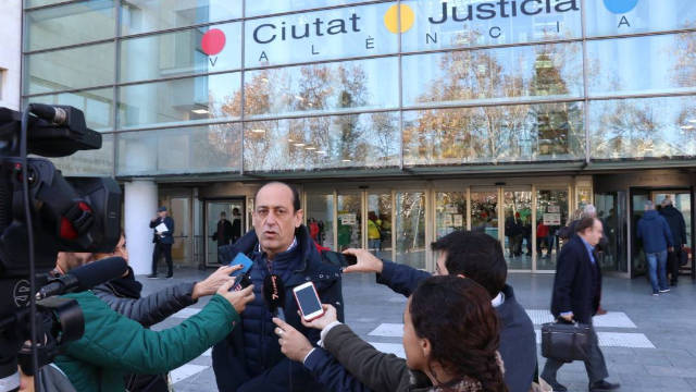 Vicente Montañez a la puerta de la Ciudad de la Justicia de Valencia