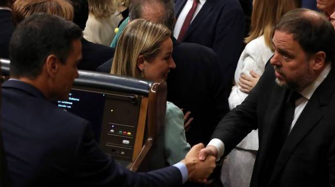 Pedro Sánchez estrechando la mano al "sedicioso" Oriol Junqueras.