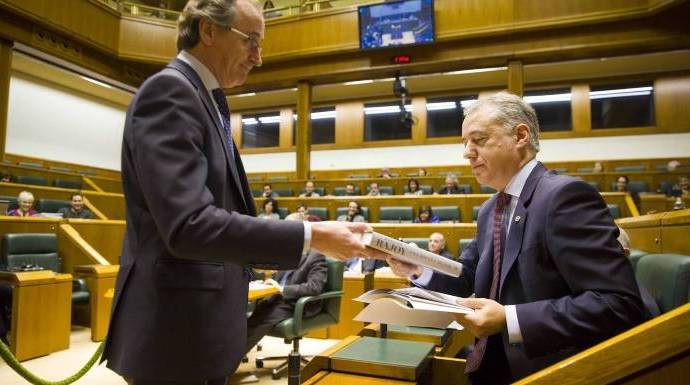 Momento en que Alfonso Alonso entrega al lendakari el libro de Rajoy.