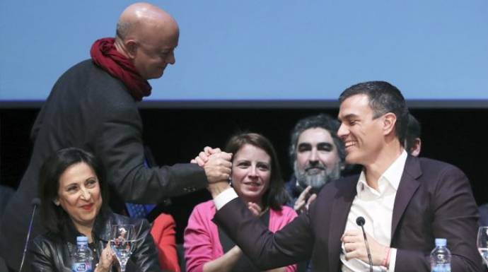 Edón Elorza, en un significativo gesto con Sánchez.