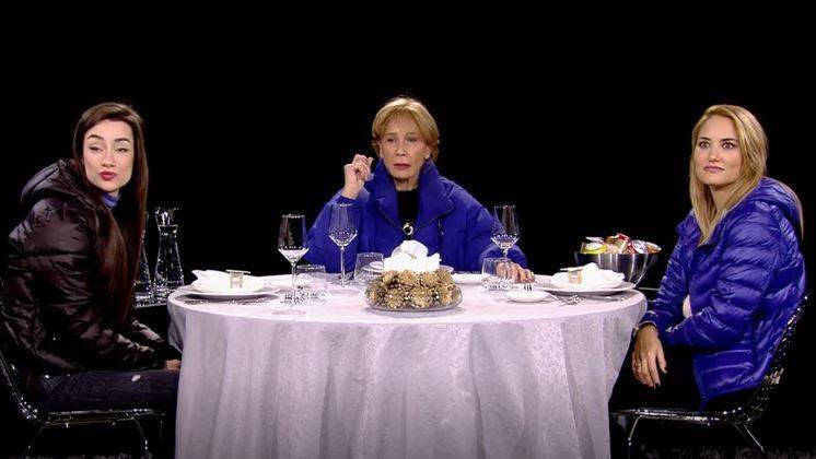 Las tres finalistas durante la cena del amigo invisible.