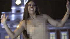 Cristina Pedroche causa taquicardias en la Puerta de Sol con su desnudo sorpresa