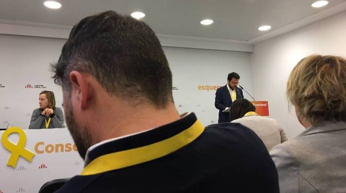 Rufián, de espaldas; Aragonés al fondo en el Consell Nacional de ERC.