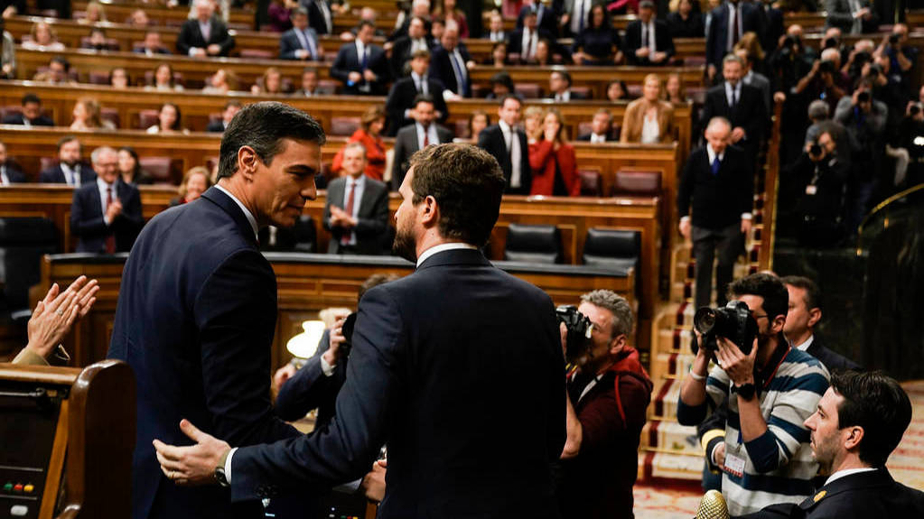 Casado felicita a Sánchez tras la votación.