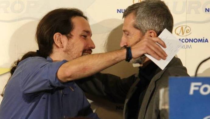 Pablo Iglesias en un abrazo a su gran fichaje, el exJemad José Julio Rodríguez.
