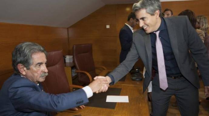 Revilla saluda serio al líder del PSOE en Cantabria, Pablo Zuloaga.