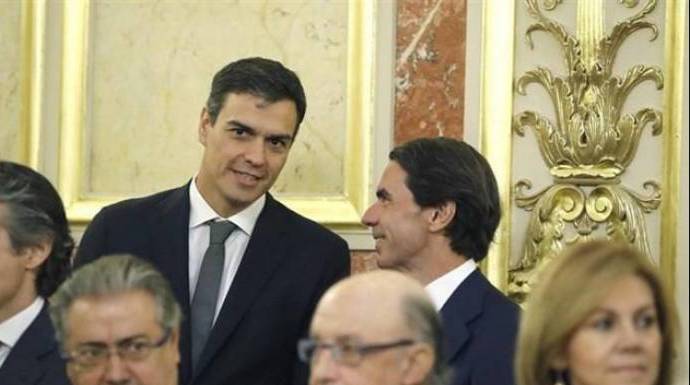 Aznar y Sánchez conversan en un acto institucional en el Congreso.