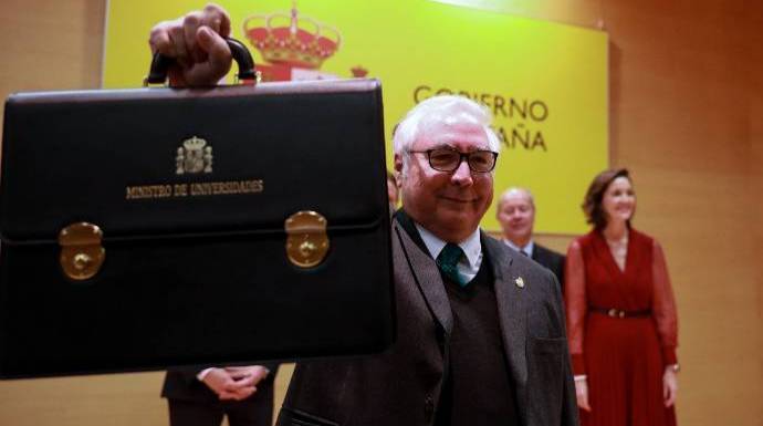 Castells luce su nueva cartera de ministro.