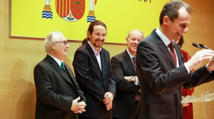 Pedro Duque, ministro de Ciencia. Primero por la izquierda, Castells, titular de Universidades.