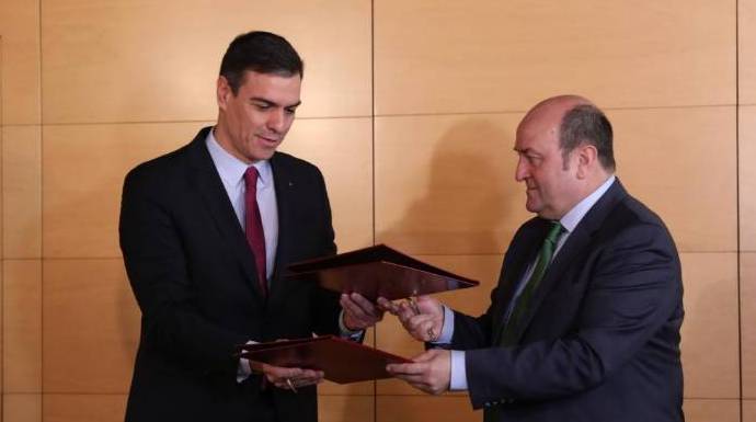 Sánchez y el presidente del PNV en la firma de su acuerdo de investidura.