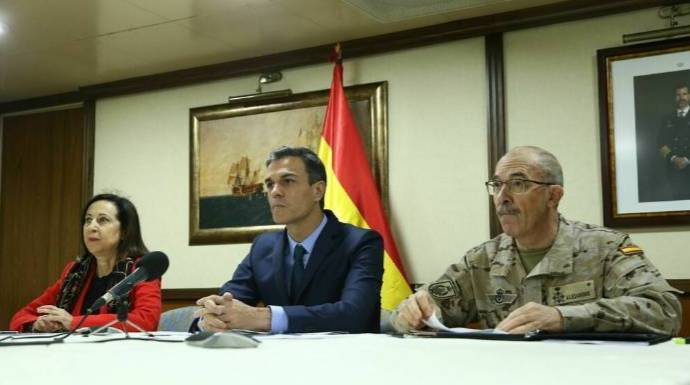 El Jemad Alejandre, relevado este martes, junto a Sánchez y Robles en una videoconferencia con las tropas en el Exterior.
