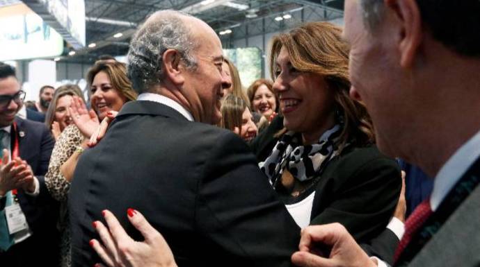 El ministro de Justicia, Juan Carlos Campo, este jueves en Fitur saluda a Susana Díaz.